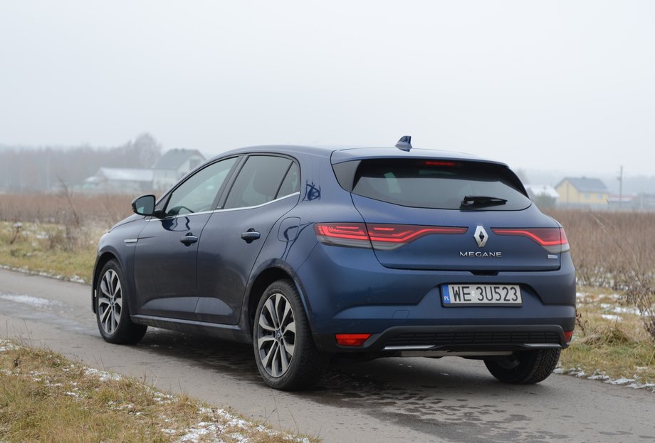 Renault Megane E-Tech Plug-in Hybrid z zewnątrz niczym nie różni się od zwykłego Megane. Może wyjąwszy dodatkową klapkę, pod którą ukryto gniazdo do ładowania baterii.