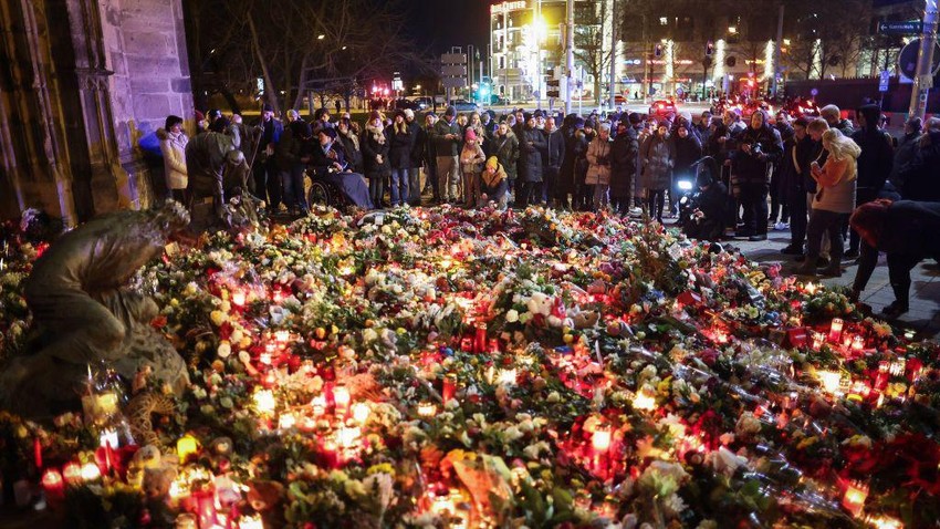 Na mestu zločina su u danima posle napada mnogi donosili cveće i palili sveće | Foto: AFP via Getty Images