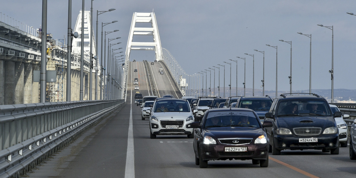 Na moście Krymskim od kilku dni panuje wzmożony ruch.