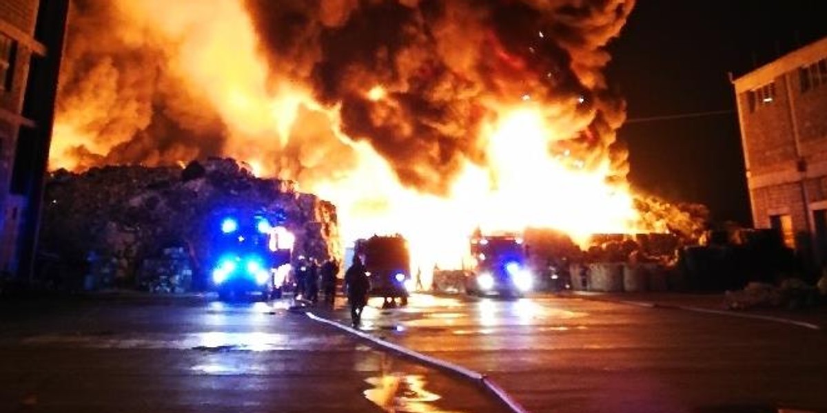 Gigantyczny pożar wysypiska na terenie byłych zakładów Boruta w Zgierzu 