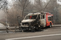 Spalony wóz strażacki na ulicy w centrum Ałmat