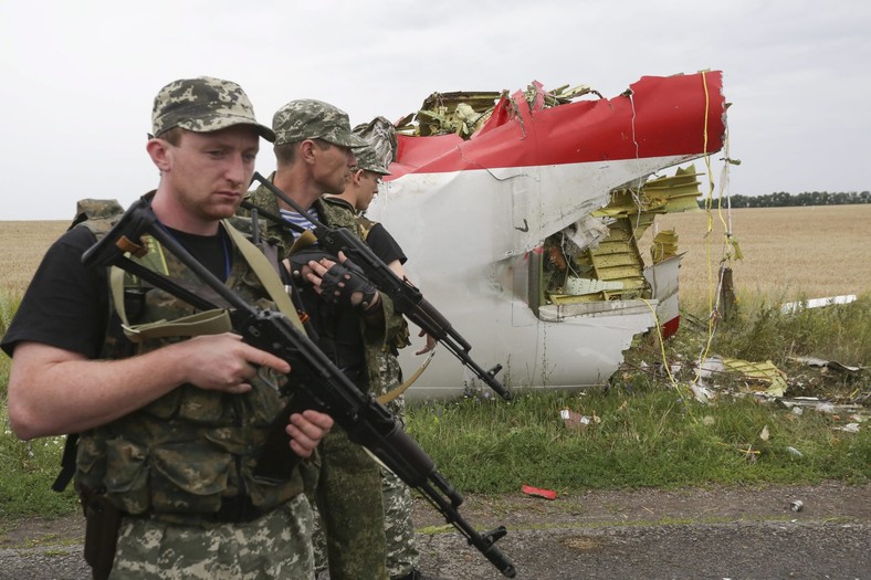 Prorosyjscy separatyści przechodzą obok wraku rozbitego samolotu Malaysian Airlines w pobliżu Doniecka na Ukrainie. EPA/ANASTASIA VLASOVA Dostawca: PAP/EPA.