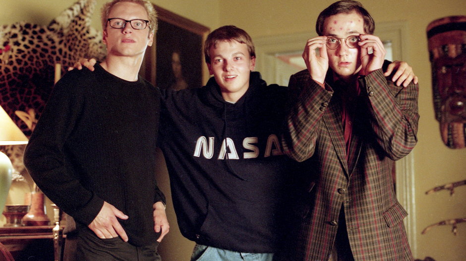 Na zdjęciu aktorzy, od lewej: Maciej Stuhr jako Jakub Brenner, Tomasz Bajer jako Laska, kuzyn Oskara, Wojciech Klata jako Oskar.