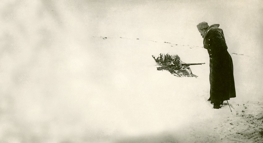 Smrznuti srpski vojnik u snegu albanskih planina u toku odstupanja preko Albanije, novembar 1915.