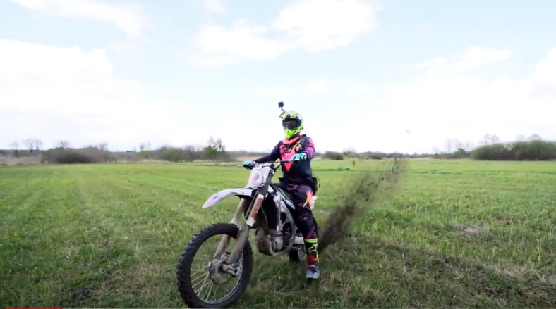 Motocrossowy mistrz Polski niszczy pole i chwali się tym w sieci