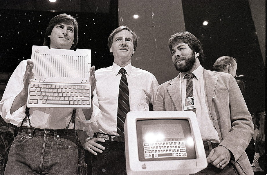 Od lewej: Steve Jobs, John Sculley, Steve Wozniak