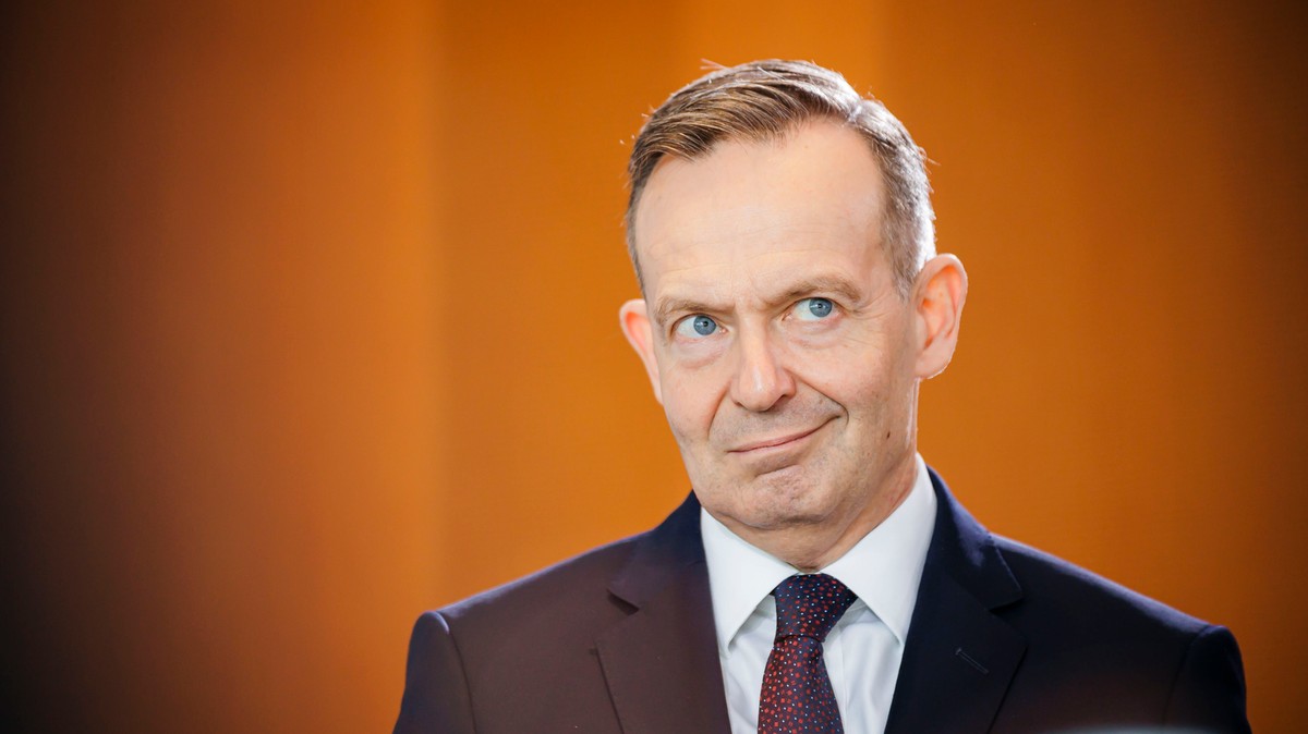 Betiltaná a hétvégi autózást a közlekedési miniszter