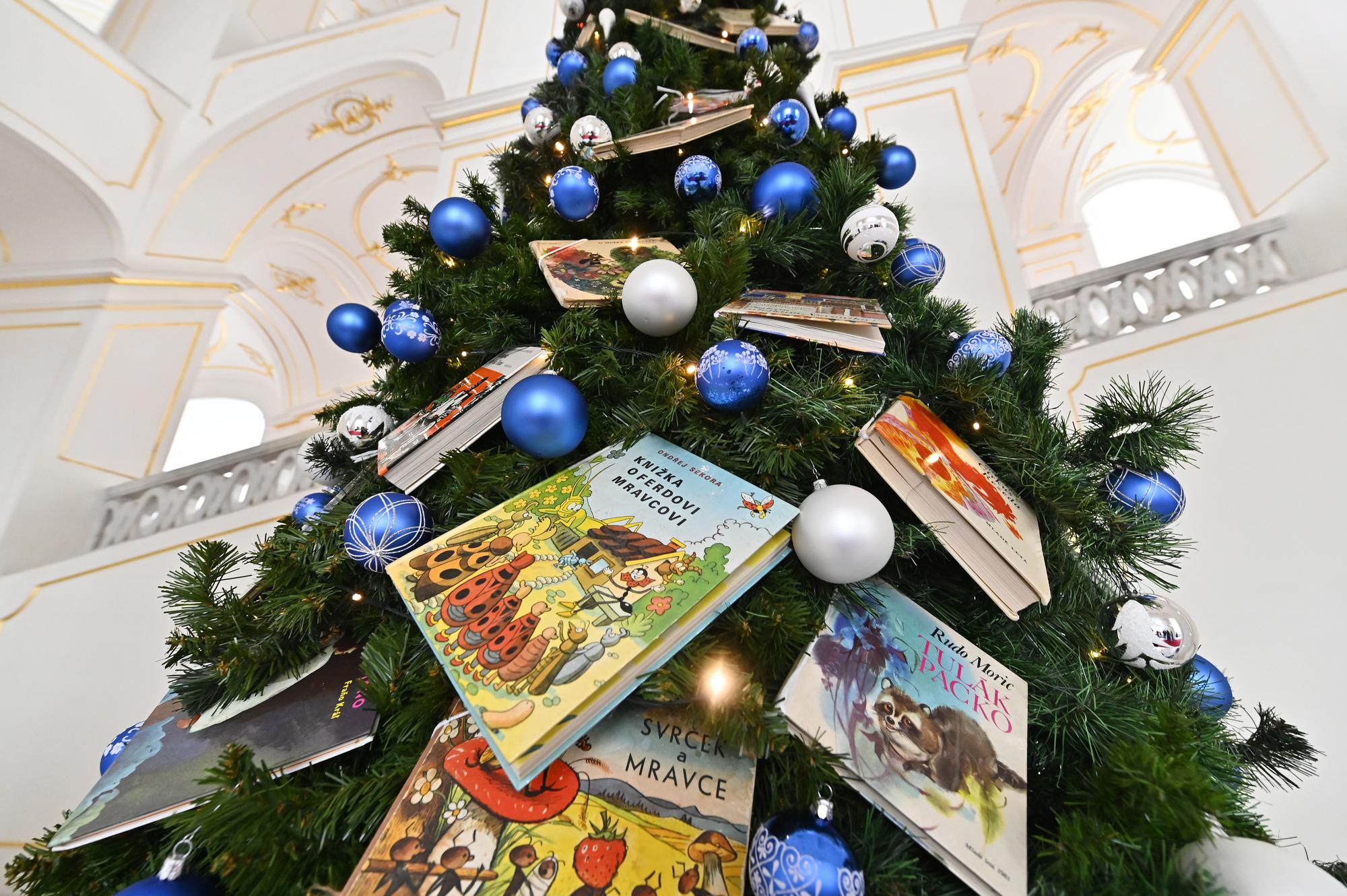 Vianočný stromček zdobený knihami sa zapísal medzi slovenské rekordy.