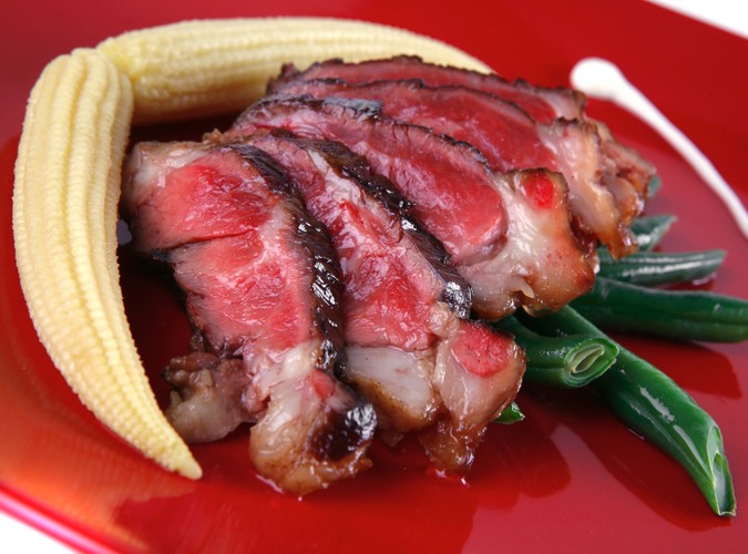 Pieczeń wieprzowa czy wołowa jest bardziej tucząca niż z indyka lub kurczaka. Dla porównania: plaster pieczonej polędwicy wieprzowej to 160 kcal, a plaster pieczonego filetu z piersi indyka - 110 kcal. Dlatego lepiej przygotowywać mięso drobiowe - świetnie komponuje się smakowo z suszonymi owocami lub warzywami, które dodatkowo usprawnią przemianę materii.