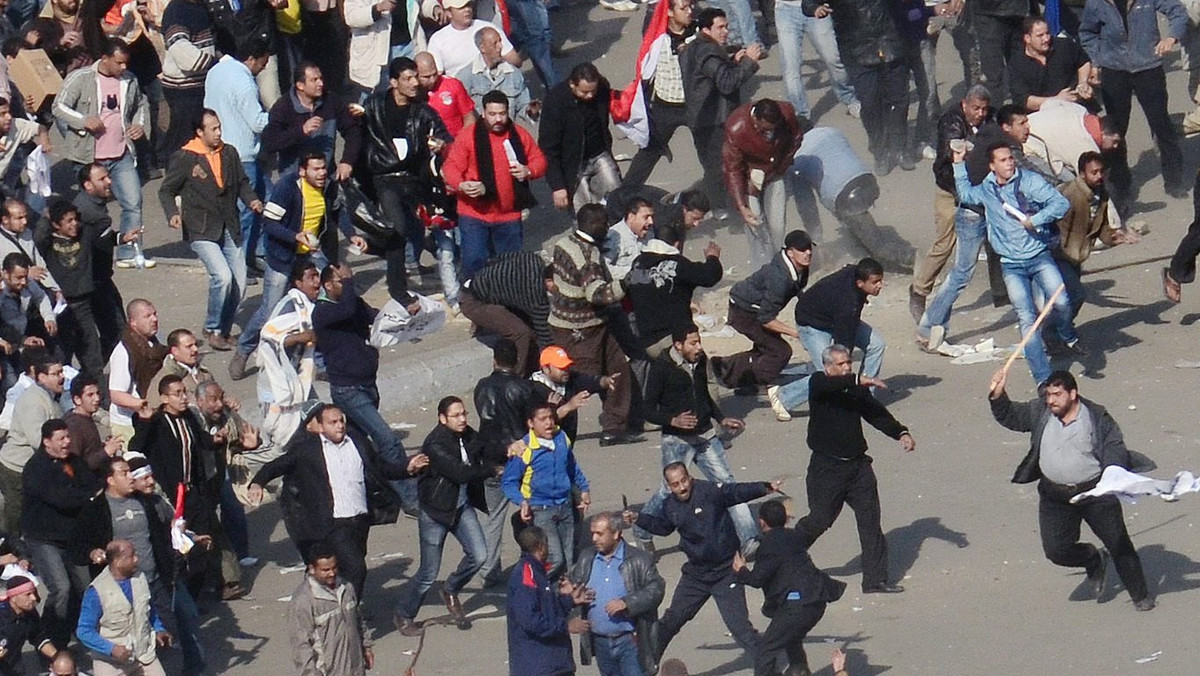 Zwolennicy i przeciwnicy prezydenta Egiptu Hosniego Mubaraka ścierają się na placu Tahrir w centrum Kairu, gdzie od ponad tygodnia trwają wielotysięczne demonstracje antyprezydenckie. - Sytuacja stała się napięta, nie wiadomo jak zareaguje wojsko - mówił na antenie Polsat News dr Marceli Burdelski z Egiptu. Telewizja Al-Jazeera donosi o coraz poważniejszych incydentach. Ludzie zaczynają ze sobą walczyć na koniach i wielbłądach przy użyciu pałek, kamieni i noży. Wojsko jak dotąd nie reaguje.