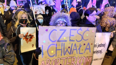 Kobiety przed Sejmem mówiły o uldze po aborcji. Zagłuszano je płaczem dziecka