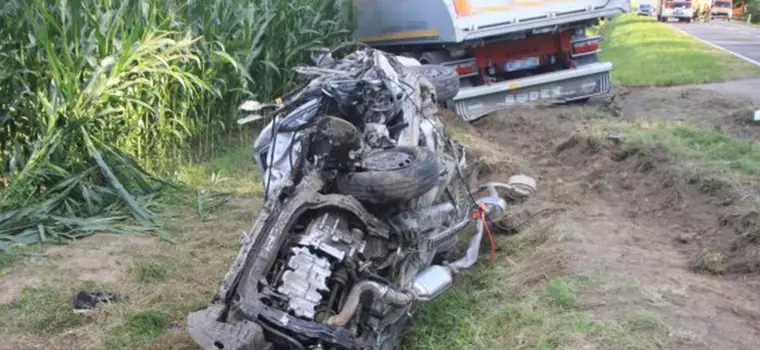 Tragiczny wypadek. Aż trudno uwierzyć, że to kiedyś było auto. Kierowca zginął na miejscu