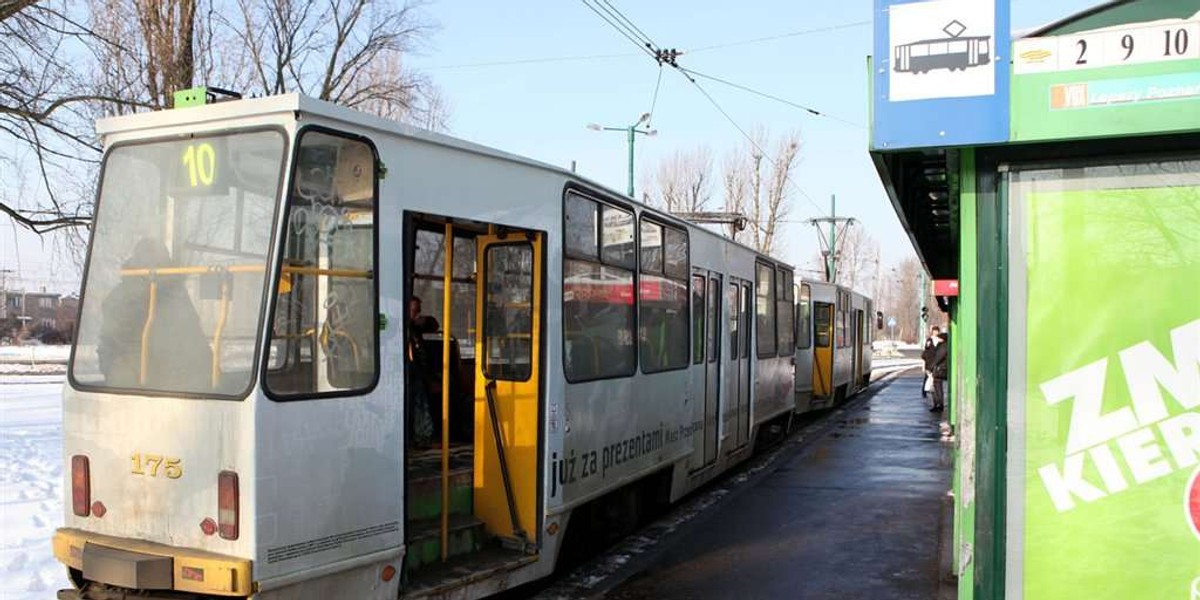 Tramwaje czekają na pętli