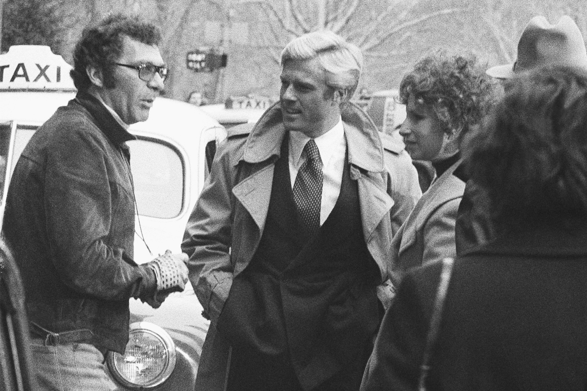 Režisér Sydney Pollack (vľavo) s hercami Robertom Redfordom (v strede) a Barbrou Streisandovou. 