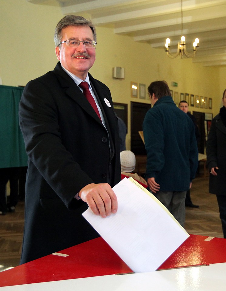 Bronisław Komorowski oddaje głos w wyborach samorządowych fot. PAP/Tomasz Gzell