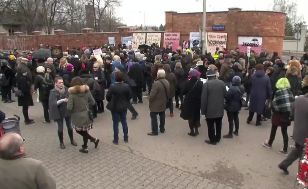 "Ściana furii" przed siedzibą PiS na Nowogrodzkiej. W Warszawie trwają protesty kobiet