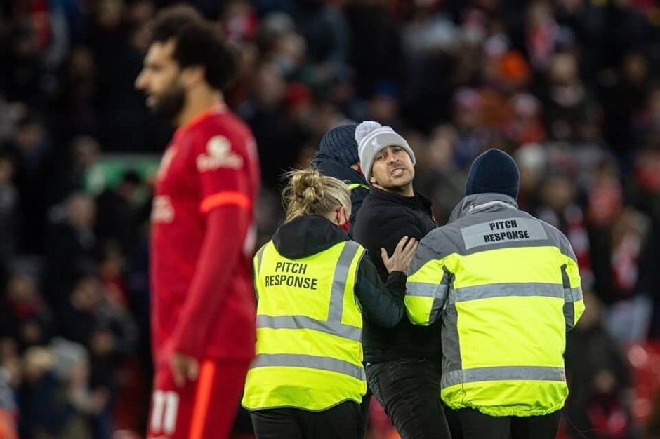 Kibic, który wbiegł na murawę Anfield Road, został zatrzymany przez stewardów (Liverpool – Southampton, Premier League)