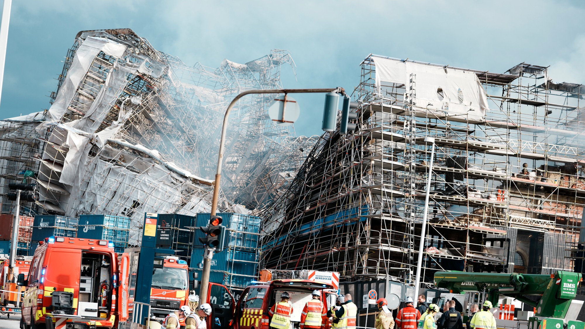 Na snímke vonkajšia stena historickej budovy burzy padá v centre dánskej metropoly Kodaň vo štvrtok 18. apríla 2024.