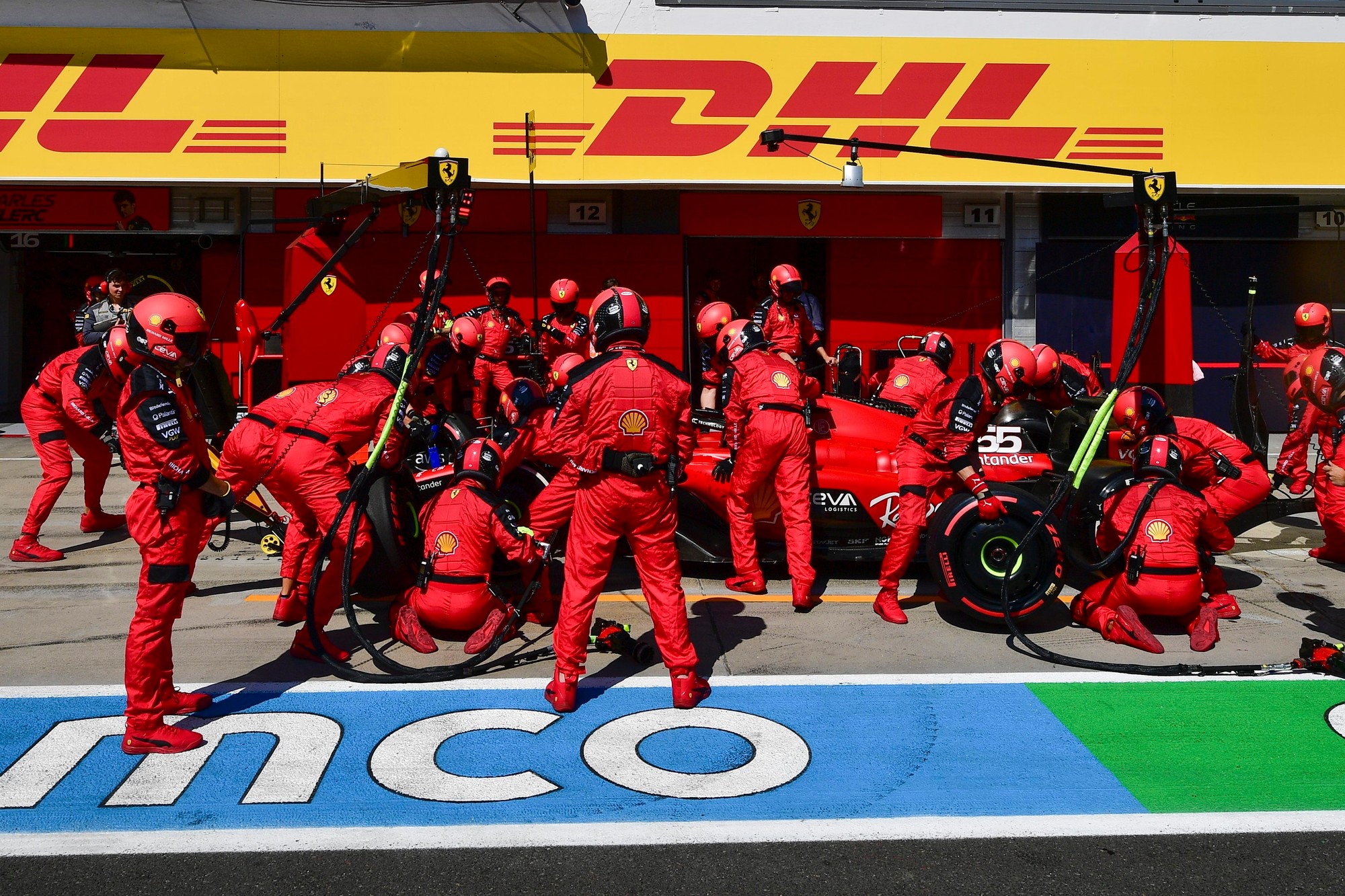 Charles Leclerc a mechanici Ferrari.