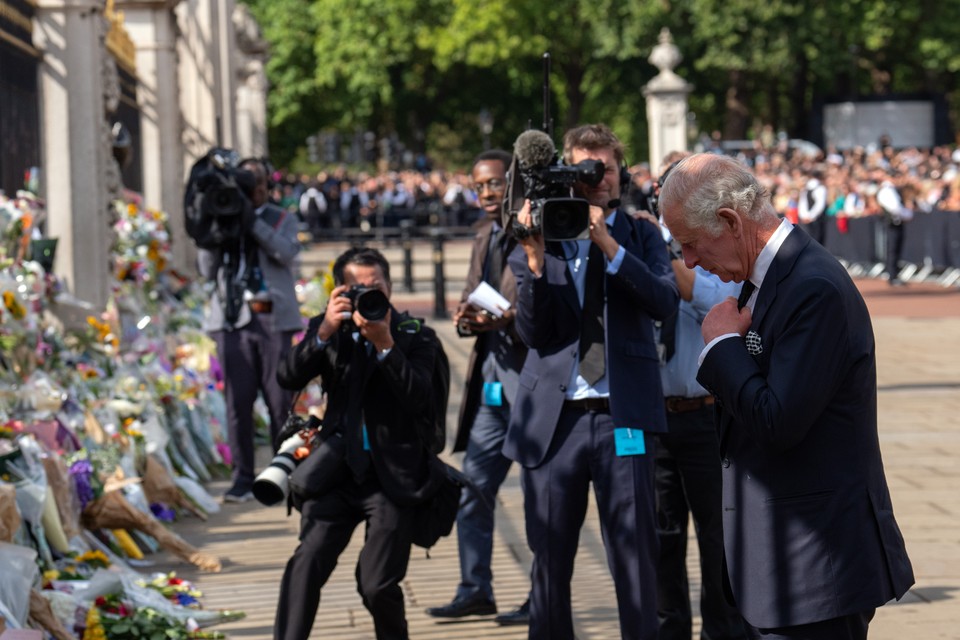 Król Karol przed pałacem Buckingham