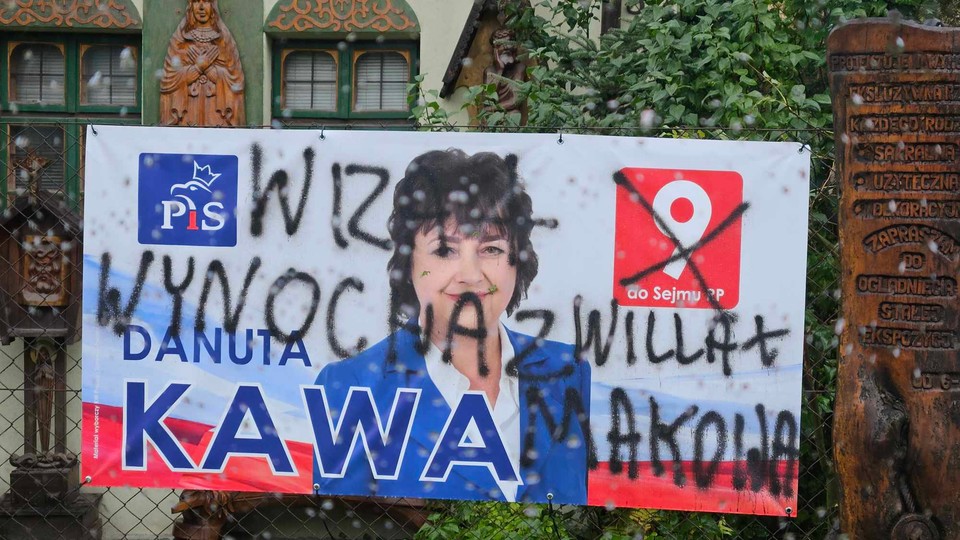 Zniszczone plakaty wyborcze PiS w Makowie Podhalańskim