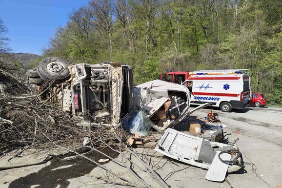 JEDAN PREVEZEN NA REANIMACIJU, DRUGI NA HIRURGIJU Poznato stanje povređenih u stravičnoj nesreći na Iriškom vencu