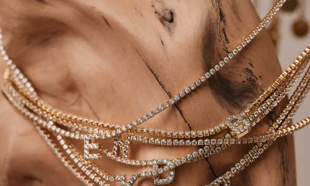 Ten naszyjnik z literką wygląda jak milion dolarów. Mieni się jak diamenty, a jest tani