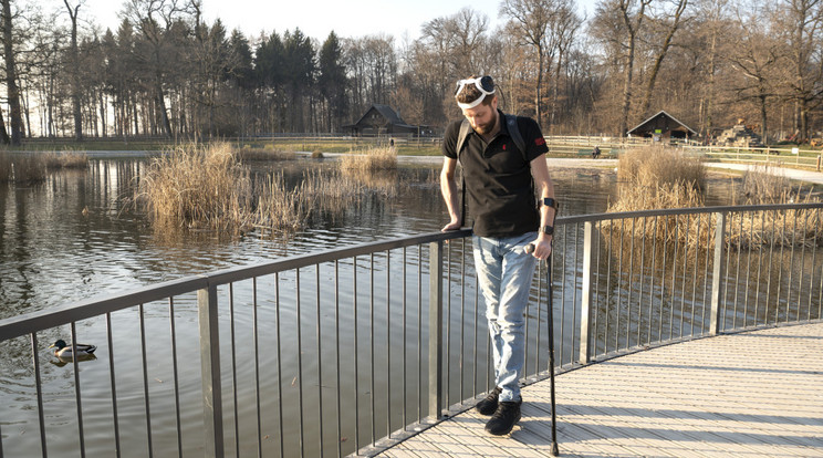 Gert-Jan Oskam (képünkön), egy 40 éves holland férfi 12 évvel ezelőtt Kínában egy kerékpáros balesetben lebénult. Ó az első olyan páciens, akinek agyi jeleit egy implantátum veszi és továbbítja egy második implantátumba a gerincén, amely átadja az utasításokat a végtagjainak. Ha az eszközt sikerül miniatürizálni, az renegeteg sérült embernek adhatja vissza a mozgás szabadságát. / Fotó: EPFL