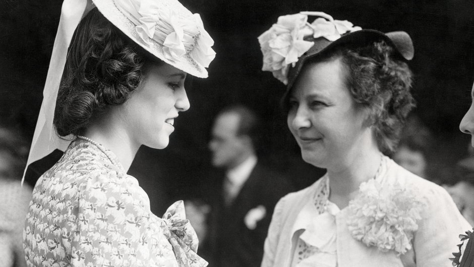 Rosemary Kennedy (po lewej) w trakcie pogawędki z koleżanką, 1939 r.