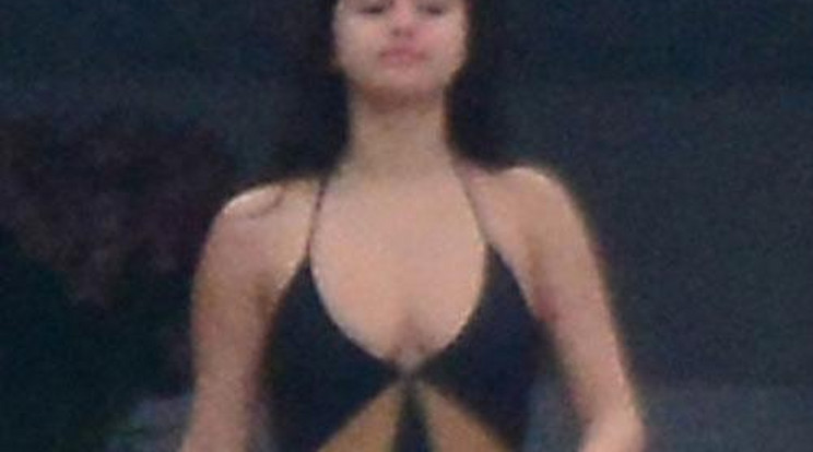 Atyaég! Újra kegyetlen fürdőruhával üt  Selena Gomez - fotó