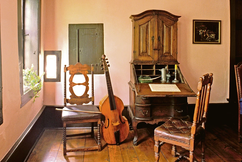 Kuća u kojoj je danas smešten njegov muzej datira još iz XIII veka i u nju hrle svake godine hiljade posetilaca iz celog sveta, Bahu u poklonjenje