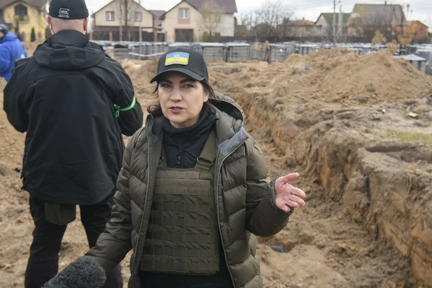 Prokurator generalna Ukrainy Iryna Wenediktowa rozmawia z dziennikarzami w pobliżu masowego grobu w podkijowskiej Buczy. Ukraina, 12 kwietnia 2022 r. Fot: Maxym Marusenko / NurPhoto / AFP.