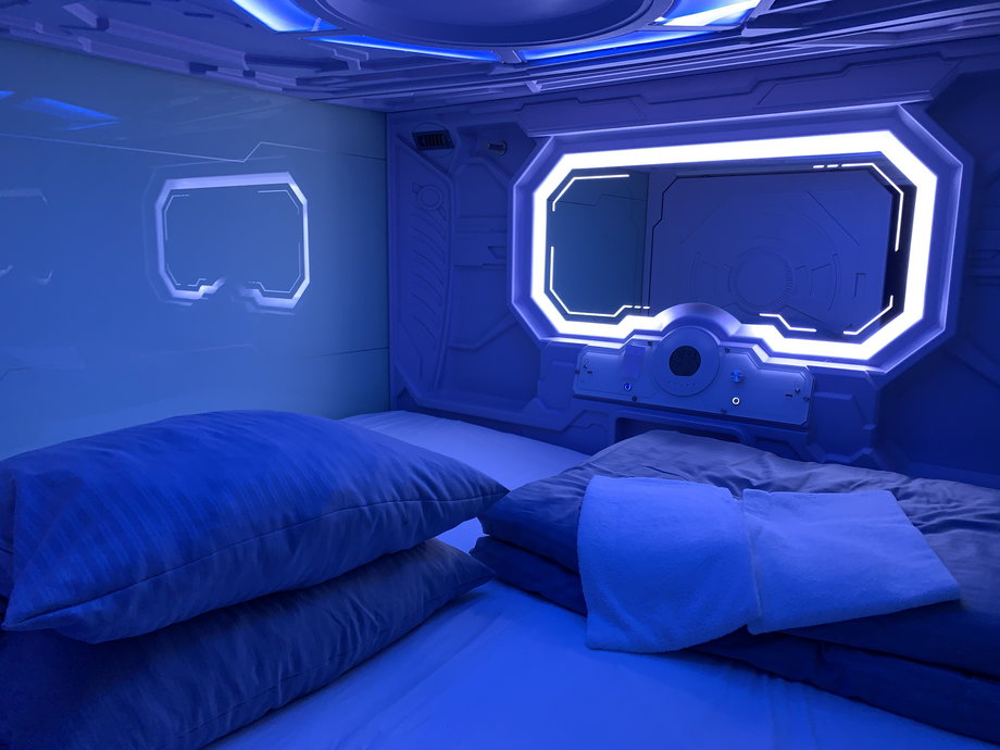 Wnętrze kapsuły w Space Night Capsule Hostel