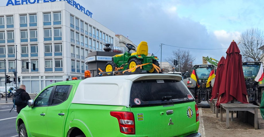 Niektórzy rolnicy przywieźli nawet zabawkowe traktory, żeby i dzieci mogły protestować