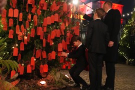 Princ Luis okačio svoju poruku na jelku zahvalnosti i svi su se RASPILAVILI: Napisao samo jednu dirljivu rečenicu koje je direktan PRST U OKO KRALJU ČARLSU