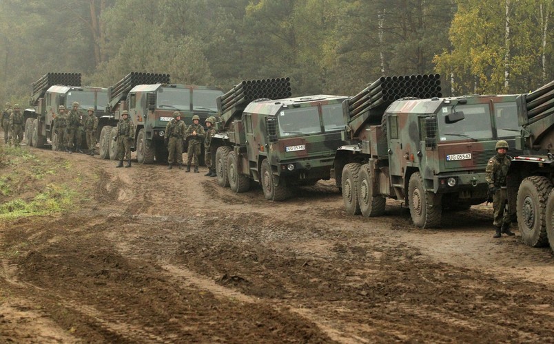 Wyrzutnie rakiet 'Langusta' 23. Pułku Artylerii z Bolesławca podczas manewrów Dragon-15 na poligonie w Ośrodku Szkolenia Poligonowego Wojsk Lądowych 'Orzysz'