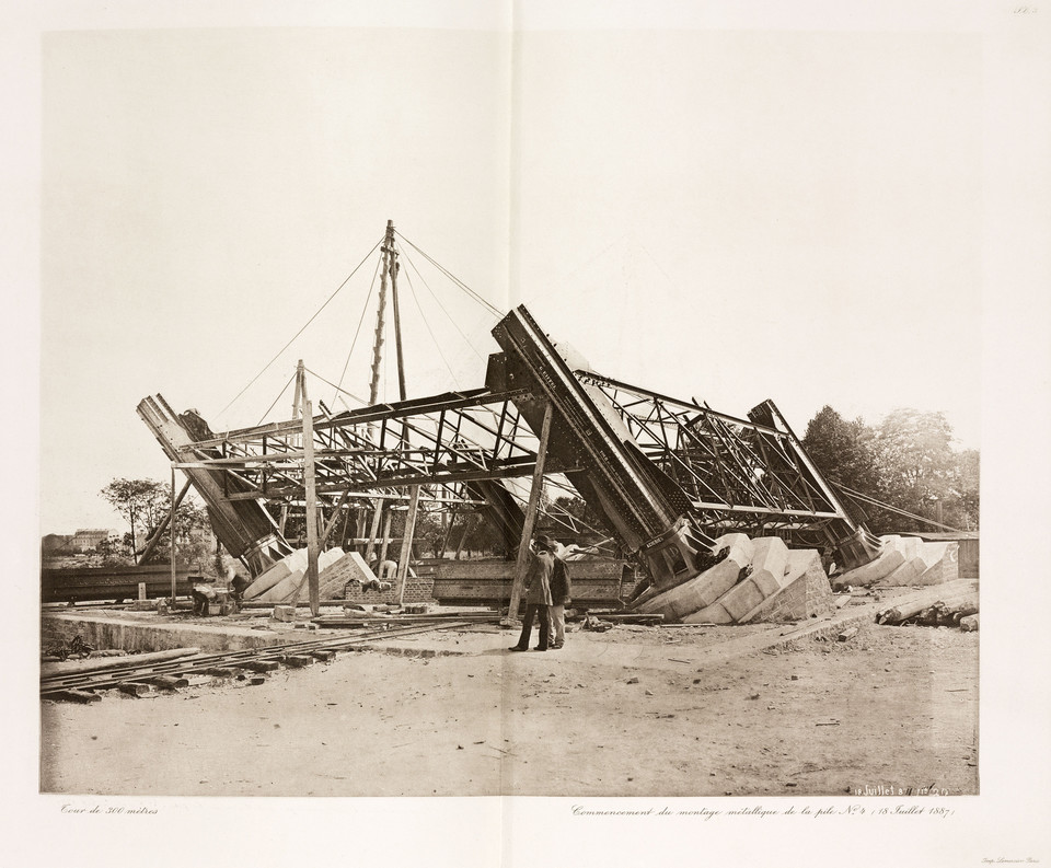 Budowa wieży Eiffla: żeliwna konstrukcja i rusztowania. Lipiec 1888 r. Fotografia pochodzi z książki Eiffla, "La Tour de Trois Cents Metres"