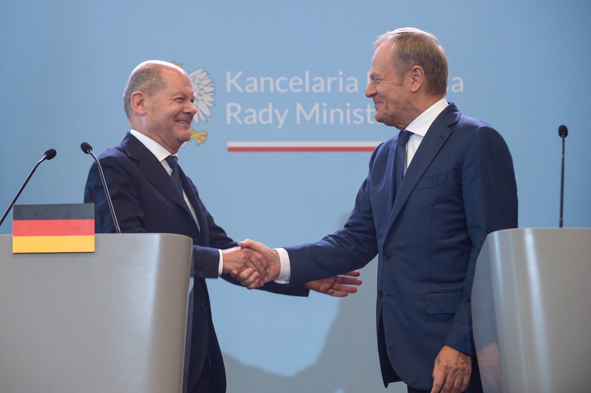 Warszawa, 02.07.2024. Premier Donad Tusk (P) oraz kanclerz Niemiec Olaf Scholz (L) podczas konferencji prasowej w siedzibie Kancelarii Prezesa Rady Ministrów w Warszawie, 2 bm. Premier RP i kanclerz Niemiec przewodniczyli pierwszym od 2018 r. polsko-niemieckim konsultacjom międzyrządowym. (jm) PAP/Marcin Obara