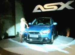 Ta modelka zaplątała się we własne nogi