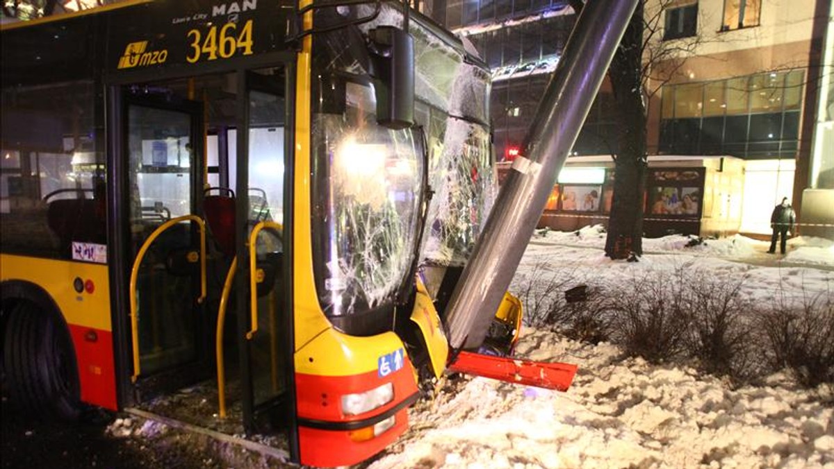 W niedzielny wieczór autobus linii 510 uderzył w latarnię. Najprawdopodobniej zasłabł 38-letni kierowca pojazdu. Czternaście osób zostało rannych i przewiezionych do szpitala.