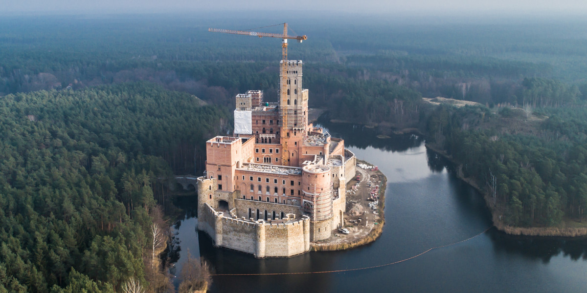 Budowa zamku w Stobnicy bez pozwolenia na budowę.