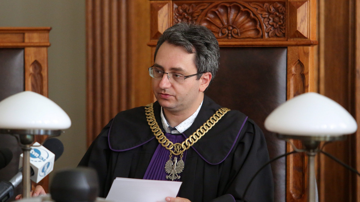 Sędzia Michał Lasota żąda publicznych przeprosin za puknięcie się w czoło