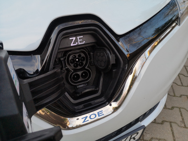 Renault ZOE R135 Intens: gniazdo ładowania prądem zmiennym i prądem stałym. Wewnętrzna ładowarka AC przyjmuje 22 kW, co jest doskonałym wynikiem