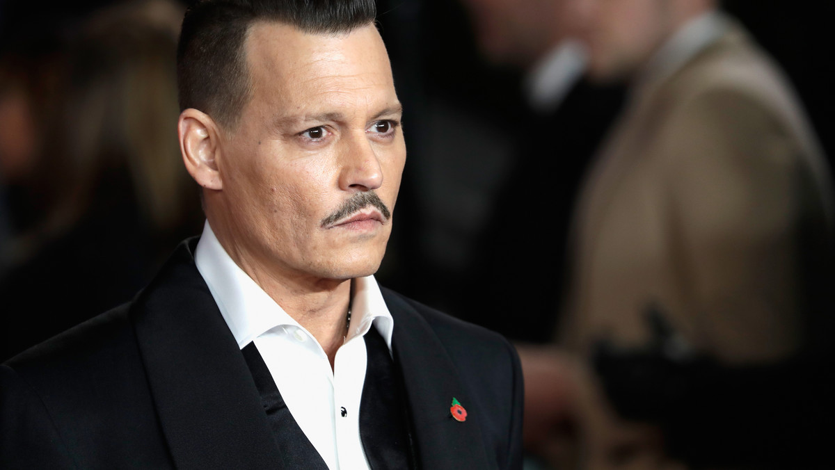 Johnny Depp udzielił długiego i bardzo szczerego wywiadu magazynowi "Rolling Stone". 55-letni aktor opowiedział o braniu narkotyków, wydawaniu dziesiątek tysięcy dolarów miesięcznie na wino i walce z depresją po rozstaniu z Amber Heard. Podzielił się także swoją ciekawą teorią na temat LSD, które jego zdaniem mogło szybciej pomóc znaleźć Osamę bin Ladena.