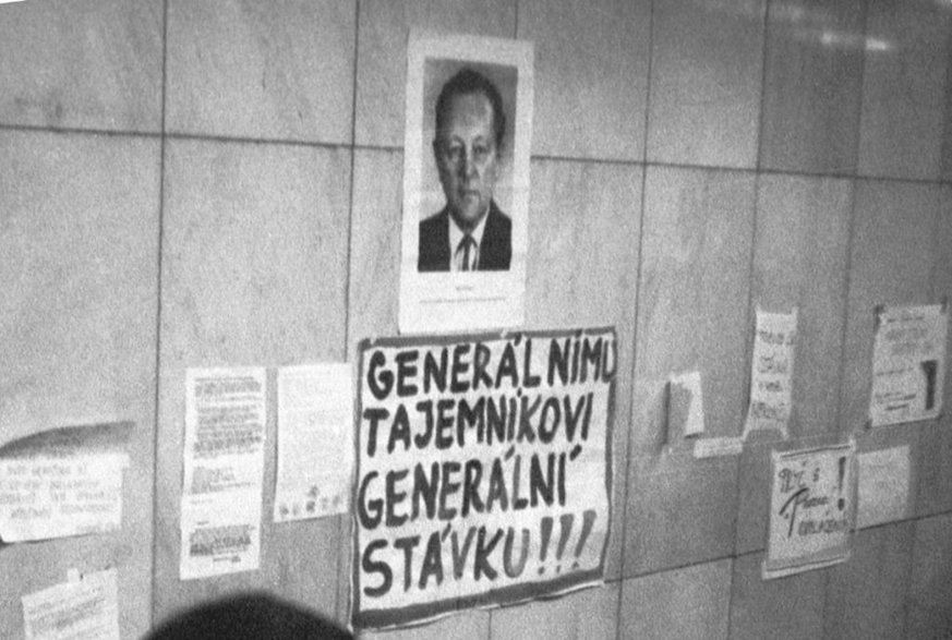 Fotografia Miloša Jakeša obok haseł protestujących, listopad 1989 roku (fot ŠJů, opublikowano na licencji Creative Commons Attribution-Share Alike 3.0 Unported)