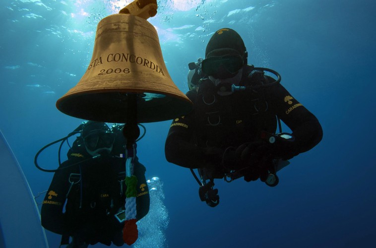 Nurkowie we wraku Costa Concordii