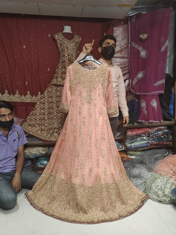W pakistańskich sklepach z sukniami rządzą mężczyźni 