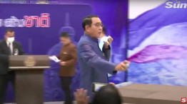 Sajtóelhárítás: fertőtlenítővel fújta arcon az újságírókat a thai miniszterelnök válaszadás helyett
