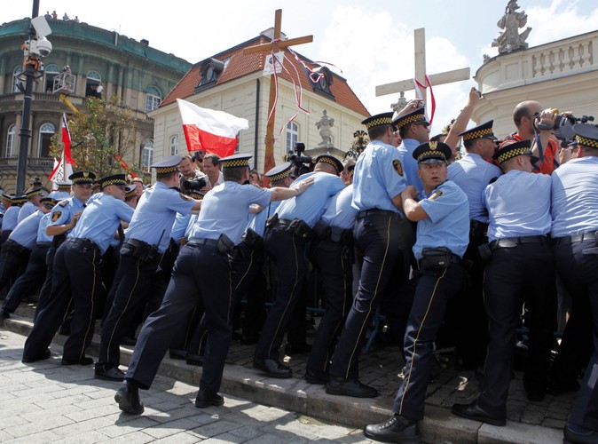 3 sierpnia 2010 - policja próbuje powstrzymać napierających obrońców krzyża, umieszczonego przed Pałacem Prezydenckim po katastrofie smoleńskiej