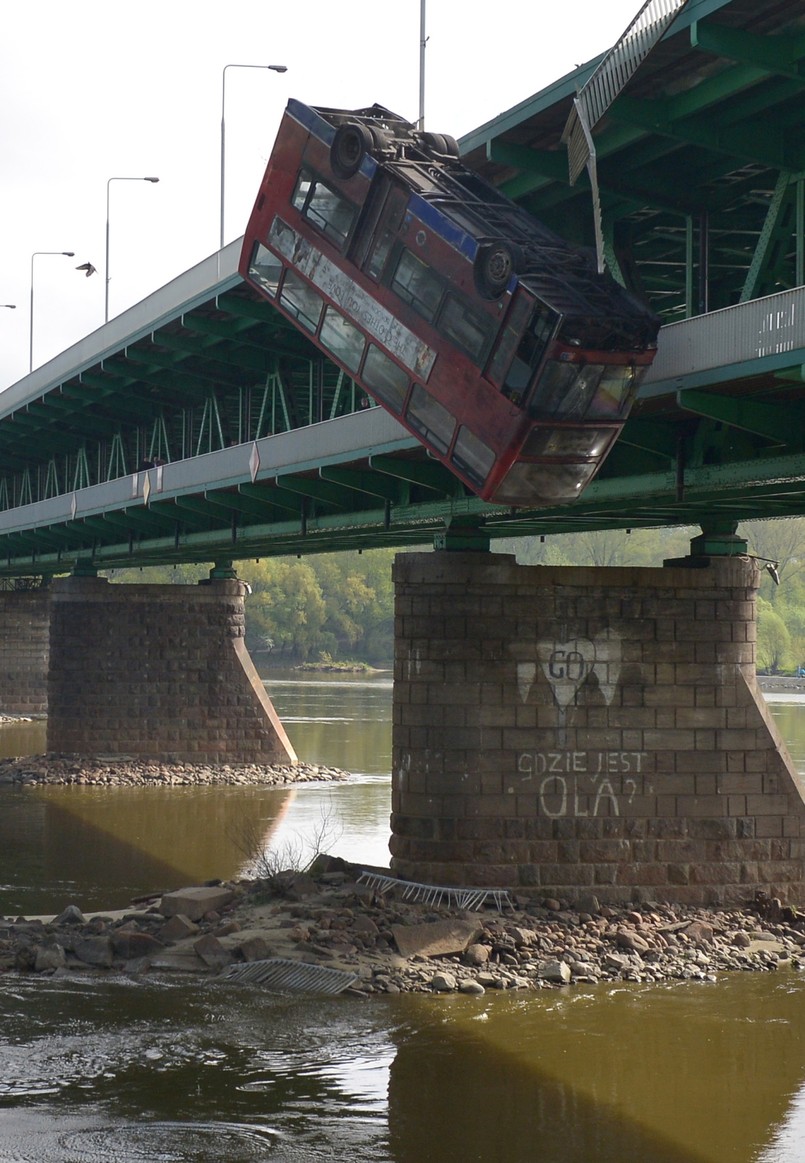 Scena była dla nich dużym wyzwaniem. Wymagała precyzyjnych obliczeń, a potem odpowiedniego przygotowania mostu i samego pojazdu. Kaskaderzy musieli też zadbać, by spadający pojazd nie uszkodził pobliskiej rury ciepłowniczej i pobliskiego mostu kolejowego.